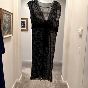 Max studio 100% silk beautiful feminine dress size small.